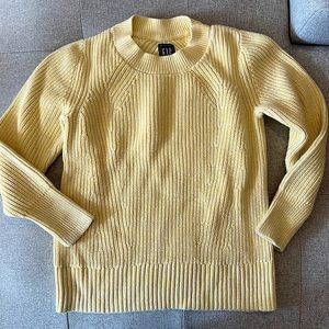 GAP knit mid weight spring sweater, size M. In pale yellow Heather.